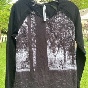 Oiselle Black and White Graphic Long Sleeve Shirt